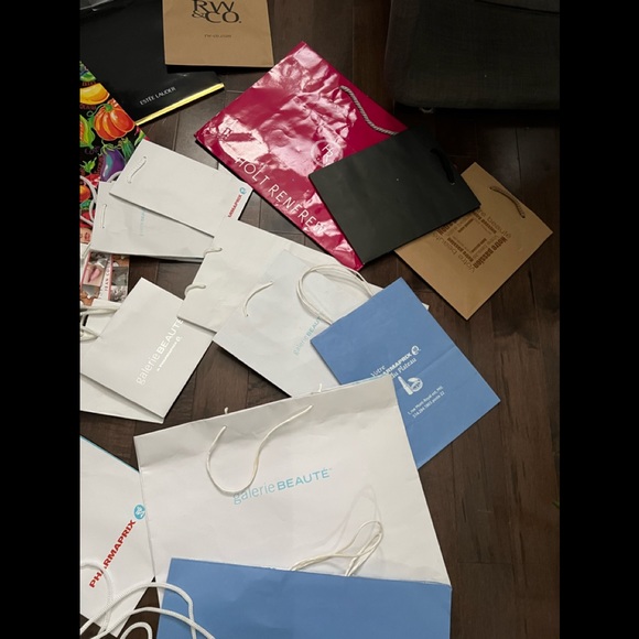 Paper bags from different stores and gift bags - Picture 4 of 5